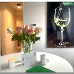 Modern Elegance In Historical Center Apartament Trewir